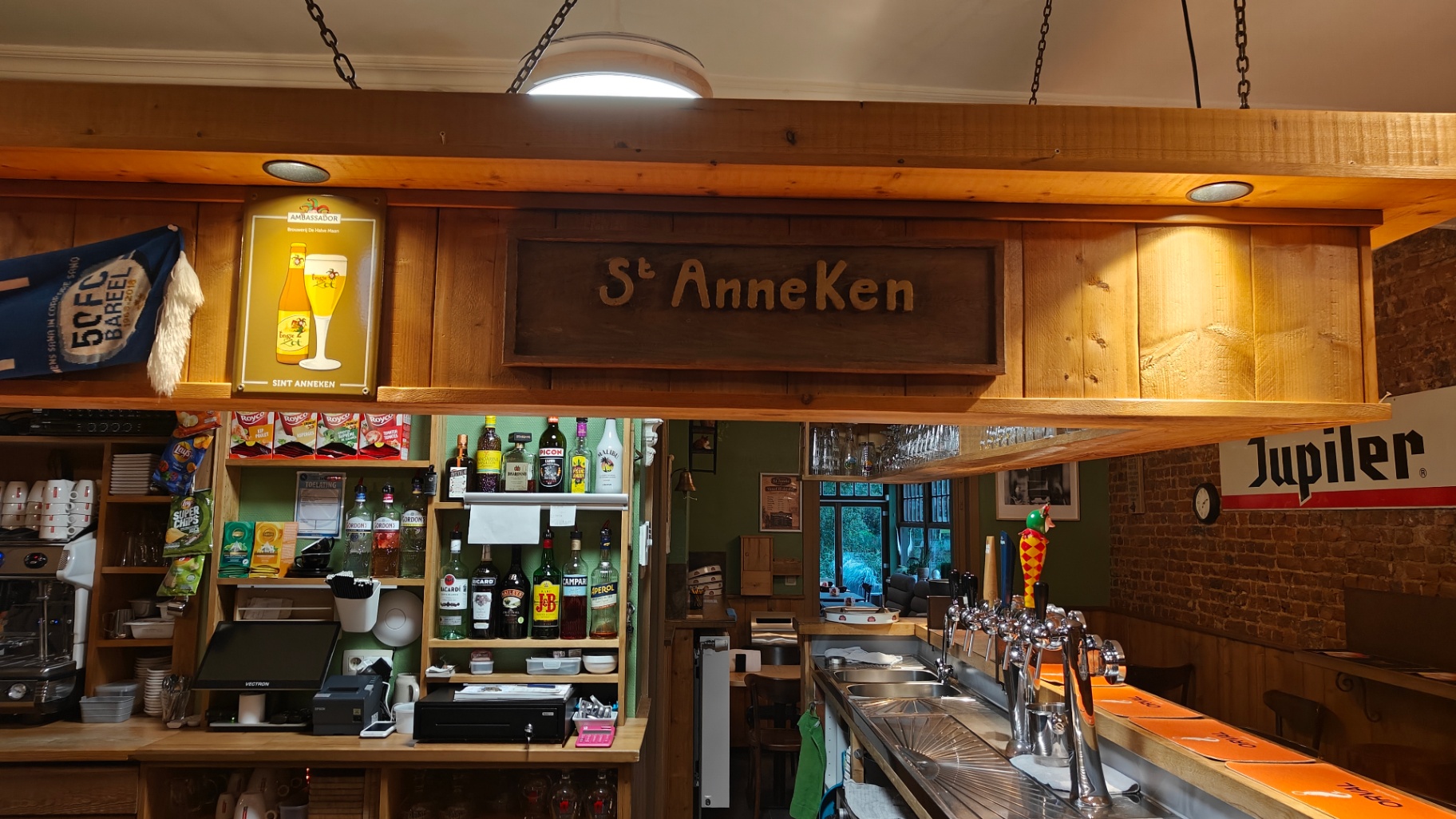 Het houten naambord van St Anneke boven de toog